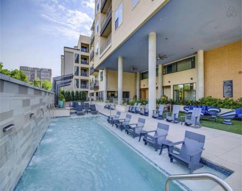 Baseinas apgyvendinimo įstaigoje GA Living Suites - Knox District Uptown Dallas arba netoliese