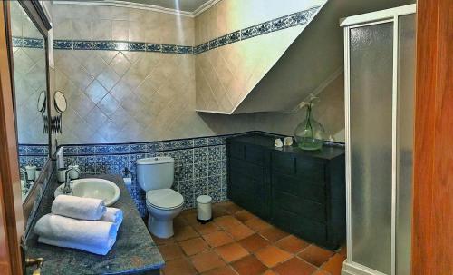 a bathroom with a toilet and a sink at Villa Pazos in Nigrán