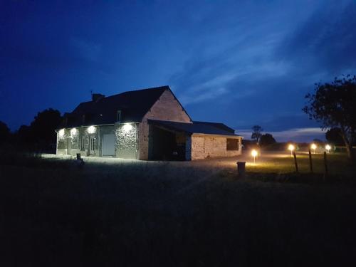a barn lit up at night with lights at Les escargots du mont in Tanis