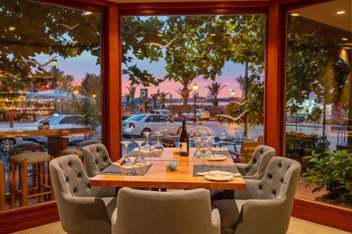 Restoran ili drugo mesto za obedovanje u objektu Kyma Suites Beach Hotel