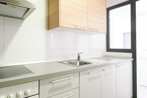 A kitchen or kitchenette at Apartamento Málaga Litoral Beach II