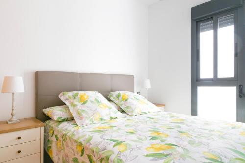 A bed or beds in a room at Apartamento Málaga Litoral Beach II