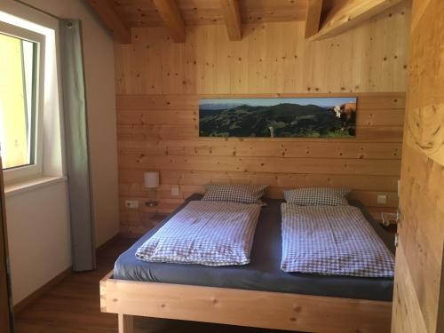 a bedroom in a log cabin with two beds at Appartement Mühlhäusl in Auffach