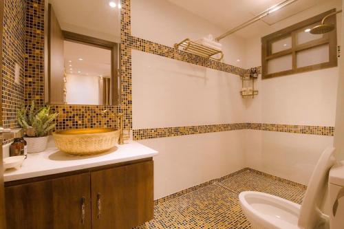 uma casa de banho com um lavatório, um WC e uma banheira em Full House Condotel - Căn hộ 606 Dalat Center em Da Lat