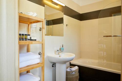 y baño con lavabo, aseo y bañera. en Sappho Hotel en Párga