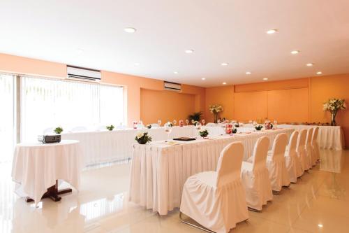 a row of tables and chairs in a banquet hall at Mision Express Merida Altabrisa in Mérida
