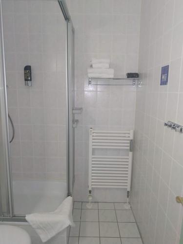 ミッターフィルミアンシュロイトにあるWinter Apartment Almbergのバスルーム(シャワー、トイレ付)