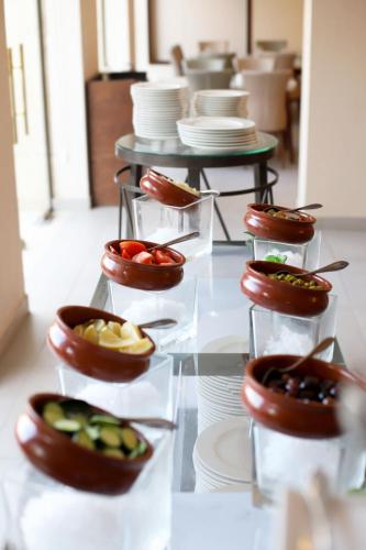 Una exhibición de comida en una mesa con platos. en The SanRock Hotel, en Amán