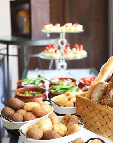 Comida en o cerca de este hotel