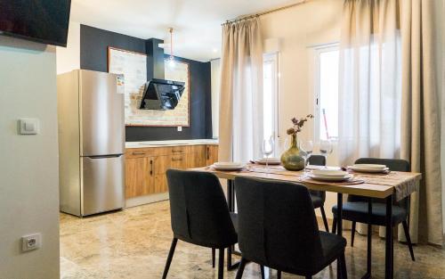 een keuken met een tafel met stoelen en een koelkast bij Capitulares 2 in Córdoba