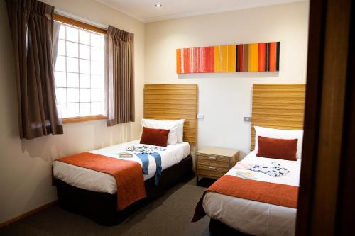 a hotel room with two beds and a window at Julie-Anna, Bendigo in Bendigo