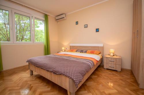 1 dormitorio con 1 cama y 2 ventanas en Apartment Nikolic Kotor, en Kotor