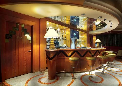 a lobby with a bar with stools and a mirror at Lakeshore Hotel Hsinchu in Hsinchu City