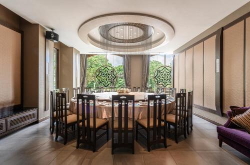 a dining room with a round table and chairs at Lakeshore Hotel Hsinchu in Hsinchu City
