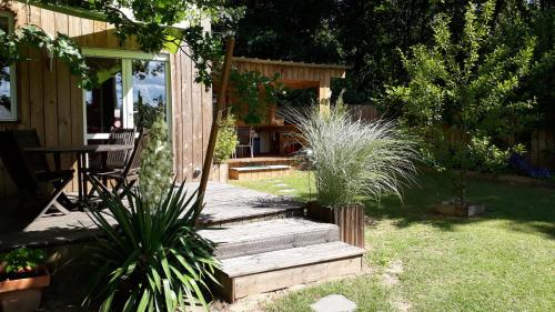 Taman di luar Gîte de la Rotterie