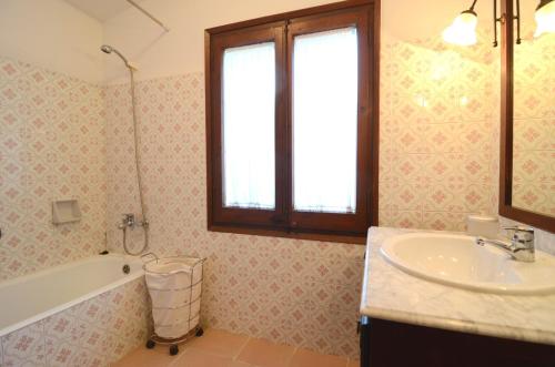 La salle de bains est pourvue d'un lavabo et d'une baignoire. dans l'établissement Plaça dels Pous 14, à Pals