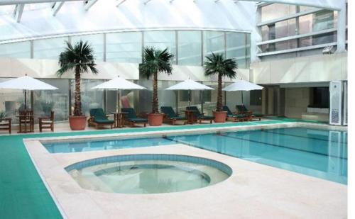 Piscina di Beijing Hotel NUO Forbidden City o nelle vicinanze