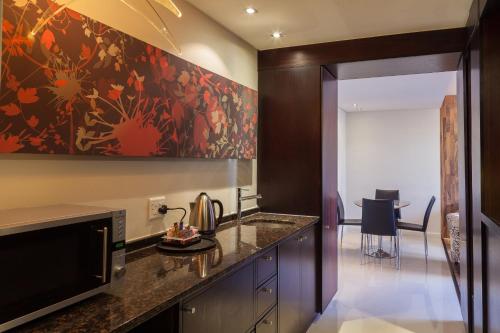 Una cocina o zona de cocina en Colosseum Hotel