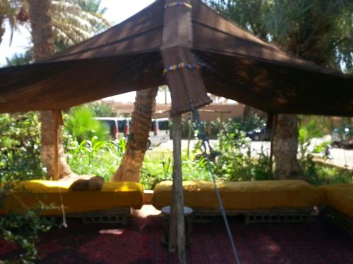 Ein Garten an der Unterkunft Auberge jnane dar diafa se trouve au centre de tamegrouteface de la bibiotheque
