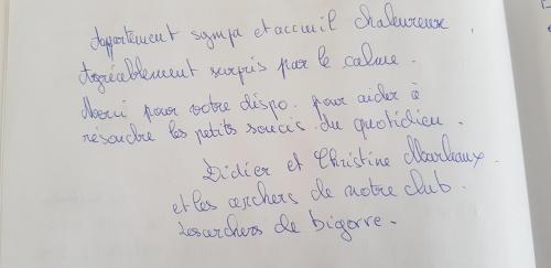 a letter with handwriting on a white paper at 100m2 2 chambres 8 personnes - Grand parking et terrasse privée - Proche CDG-Parc expositions-Paris-Astérix-Disney in Villepinte