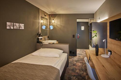 Una cama o camas en una habitación de Baxter Hotel