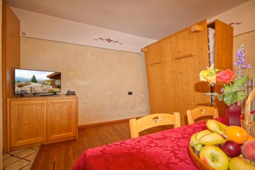 TV a/nebo společenská místnost v ubytování Residence Miramonti