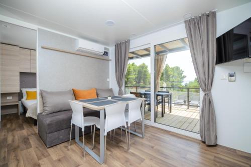 Medora Orbis Mobile Homes & Glampingにあるテレビまたはエンターテインメントセンター