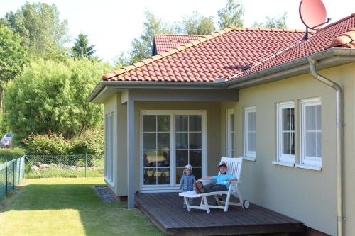 UmmanzにあるFerienhaus Lüßvitzの二人の家の玄関に座っている