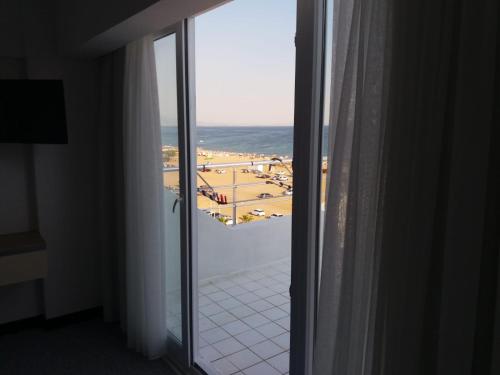 艾瓦勒克的住宿－安芙拉酒店，客房可从窗户欣赏到海滩美景