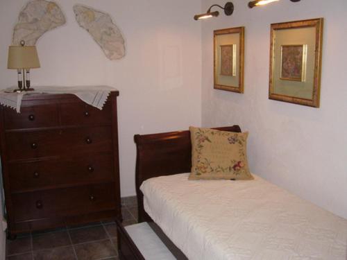 ein Schlafzimmer mit einem Bett, einer Kommode und einer Kommode in der Unterkunft Beautiful apartment in Tossa de Mar in Tossa de Mar