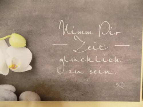 a handwritten sign for a wedding with white flowers at Haus Alexandra in Schöneberg