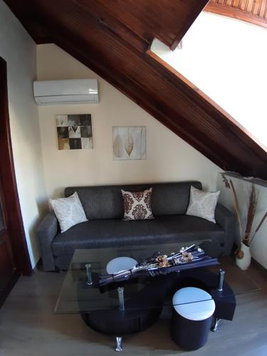 Ruang duduk di House Loft by Kiki's Villa with unlimited Volos and Pelion View