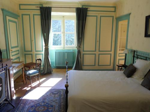 une chambre avec un lit et une fenêtre dans l'établissement Chateau des Poccards, à Hurigny