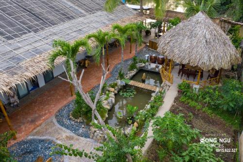 カントーにあるSong Ngư Pisces Homestayのプールとヤシの木があるリゾートの空中ビュー