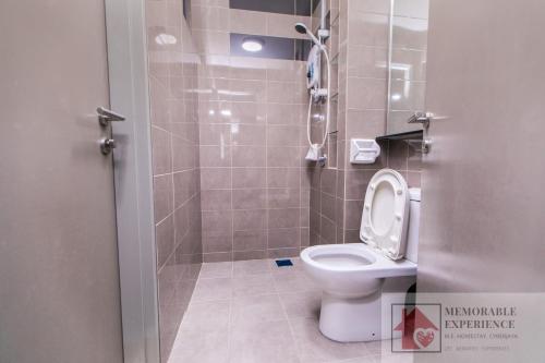 Ένα μπάνιο στο Deluxe Cozy Studio 2-4 Pax WIFI Indoor Carpark TV Fridge Washing Machine