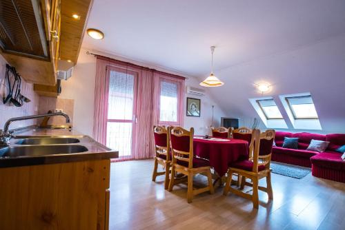 Kuchyňa alebo kuchynka v ubytovaní Kis-Gast Panoráma Apartman