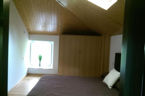 - une chambre avec un lit et une fenêtre dans l'établissement Casa Rural Ortigueira, à La Corogne