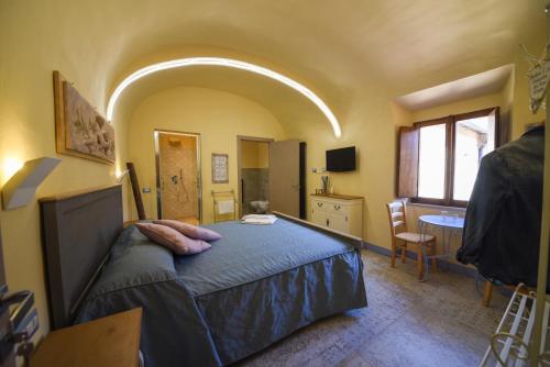 a bedroom with a bed in a room with an arch at Il Sogno di Annalisa Suite in Volterra