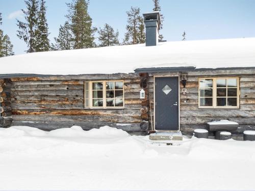 ein Blockhaus im Schnee in der Unterkunft Holiday Home Rukanpovi 6 by Interhome in Ruka