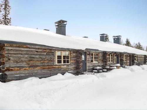ルカにあるHoliday Home Rukanpovi 6 by Interhomeの屋根に雪が積もった丸太キャビン