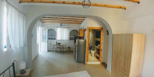 een keuken en een woonkamer met een koelkast bij BEAUTIFUL HOUSE OF PSINTHOS in Psinthos