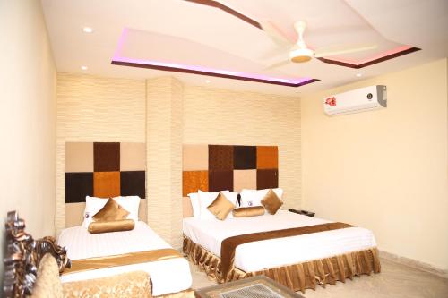 Postel nebo postele na pokoji v ubytování Premier Inn Gulberg Lahore