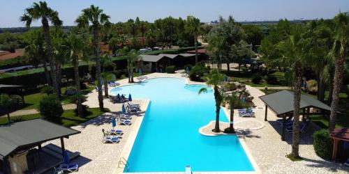 an overhead view of a pool at a resort at Villaggio Turistico Malibuù in Manduria