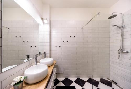 ein Bad mit 2 Waschbecken und einer Dusche in der Unterkunft Harry Potter's apartment in Prague center in Prag