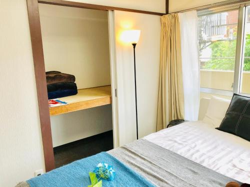 a small bedroom with a bed and a window at 板橋 RCアネックス Rc308 in Tokyo
