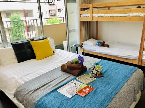 a bedroom with two bunk beds and a table with books at 板橋 RCアネックス Rc308 in Tokyo