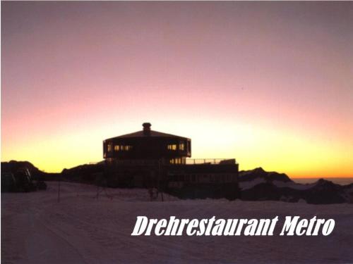 サースフェーにあるApartment Cresta by Interhomeの日没のある山頂の建物