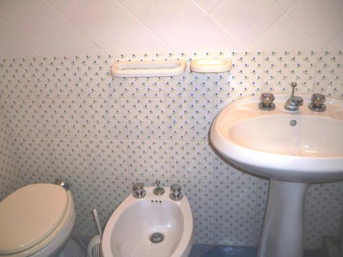 bagno con lavandino e servizi igienici di L'Isolana Case Vacanza Palma 1 a Ponza