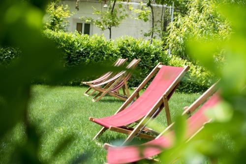 two lawn chairs sitting in the grass at Apartments Tabain in Mlini