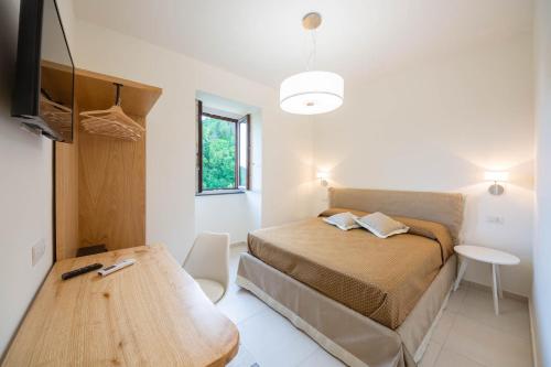 a small bedroom with a bed and a table at Il Giardino Dorato in Maiori